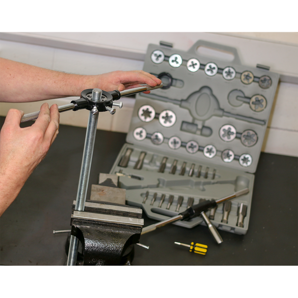 AK303.V2_ACT_THREADING_ROD_IN_VICE_PIC2_DFC1428836__67529