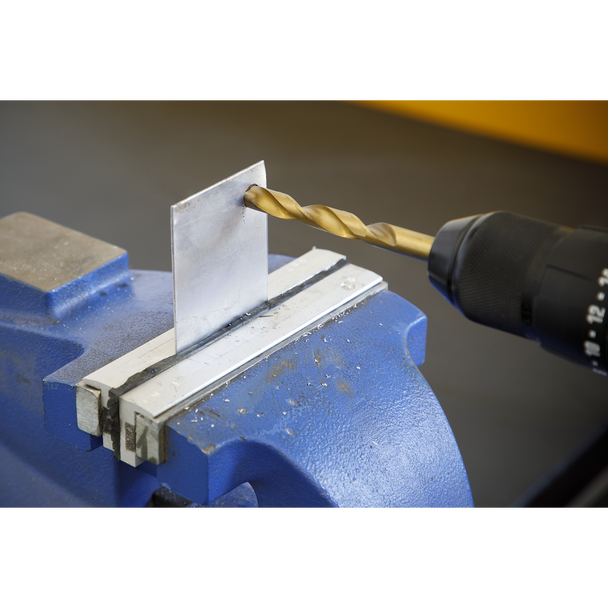 AK3715HSS_ACT_IN_USE_DFC1002419__53396