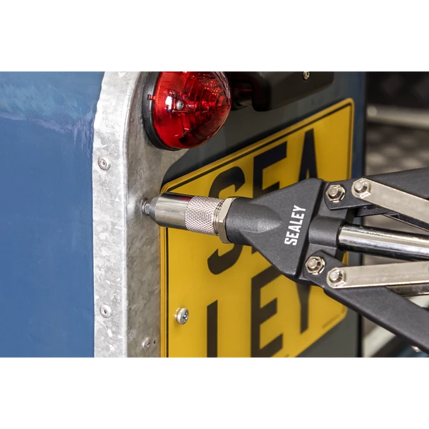 AK3981.V2_ACT_IN_USE_CLOSE_DFC1358076__93486
