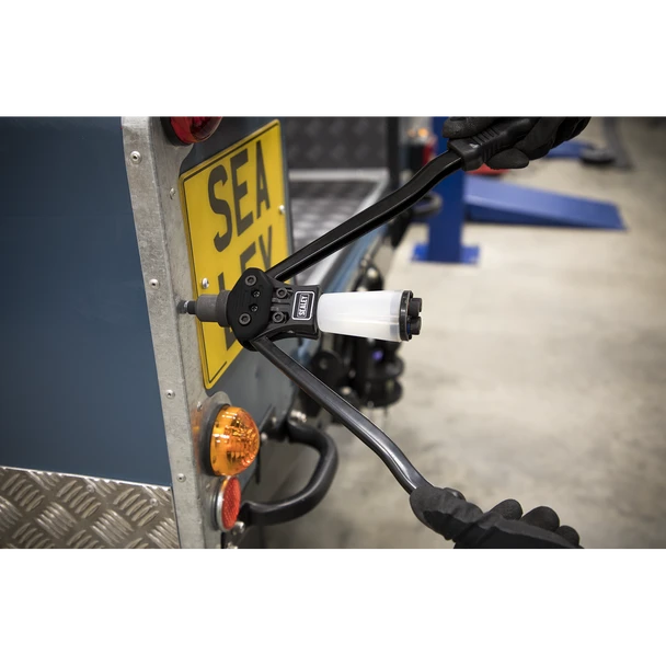 AK3983.V2_ACT_IN_USE_DFC0263331__14031