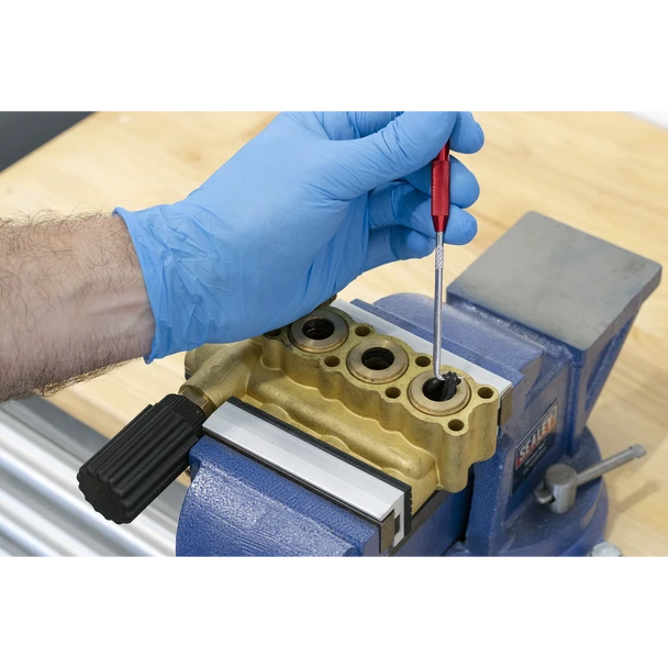 AK522.V4_ACT_IN_USE_PIC3_DFC1450755__42522