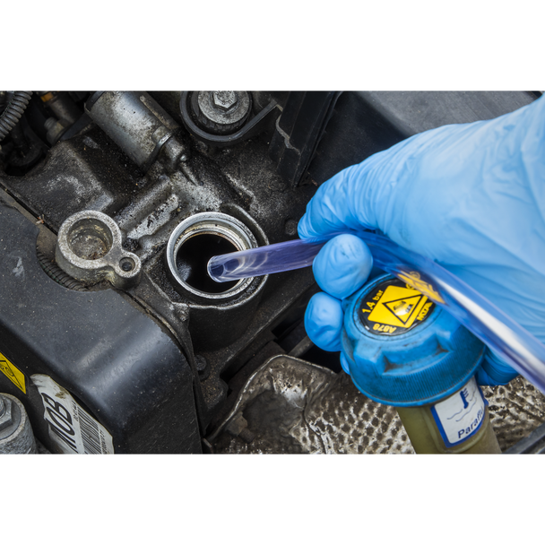 AK54_ACT_INSERTING_HOSE_DFC1433708__40073
