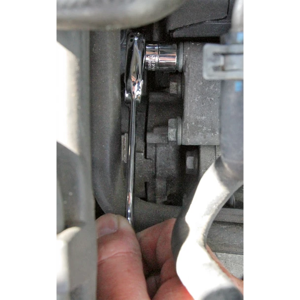 AK5781_ACT_IN_TIGHT_SPOT_IN_ENGINE_DFC1364249__23291
