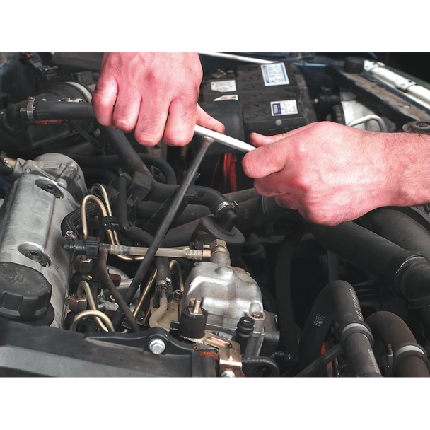 AK5821_ACT_IN_ENGINE_BAY__50126