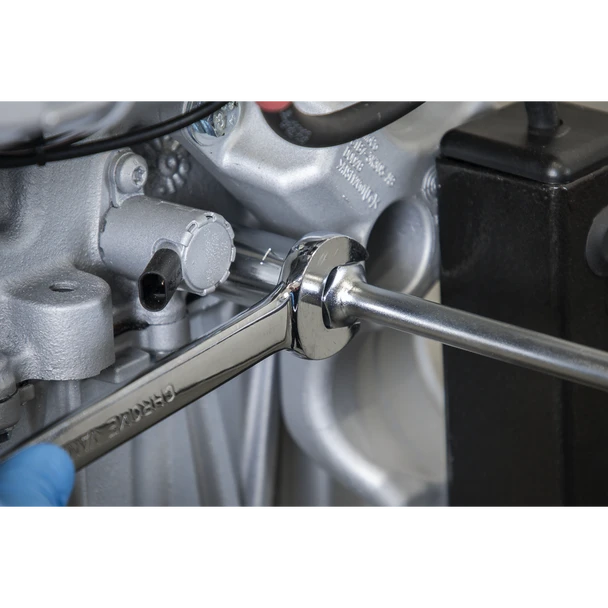 AK5828_ACT_IN_USE_WITH_SPANNER_CLOSE_DFC1401965__49124
