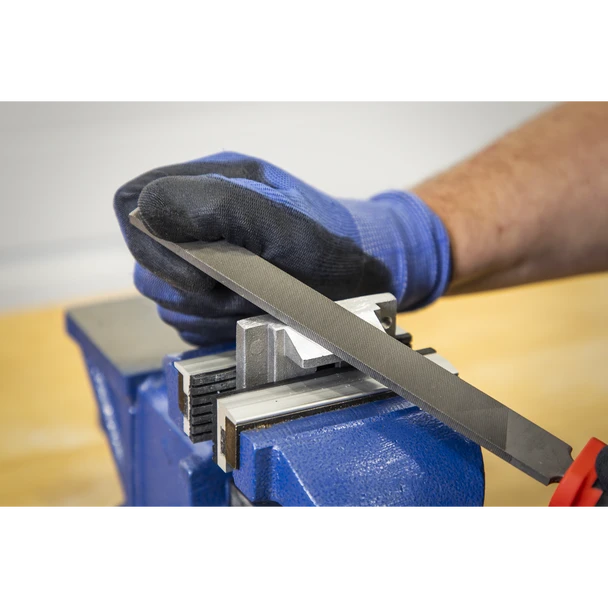AK5865_ACT_IN_USE_CLOSE_DFC1420549__47810