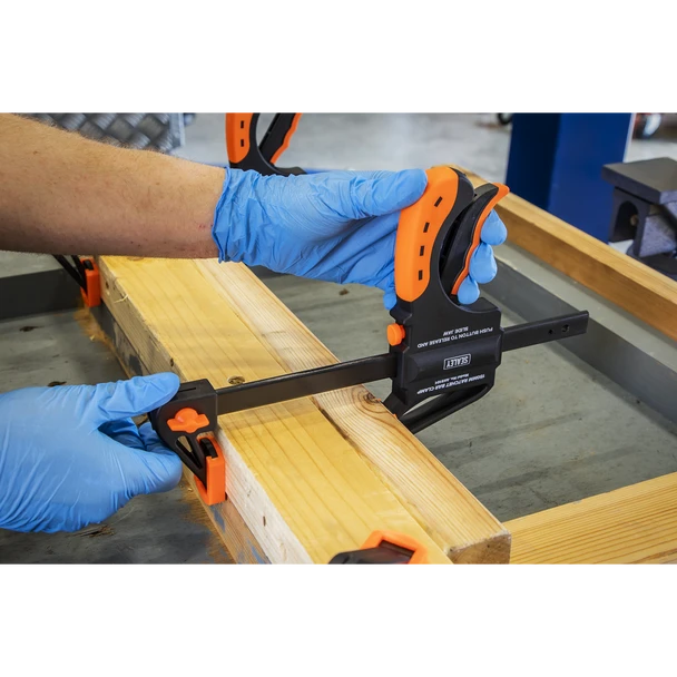 AK61014_ACT_IN_USE_DFC1572870__66977