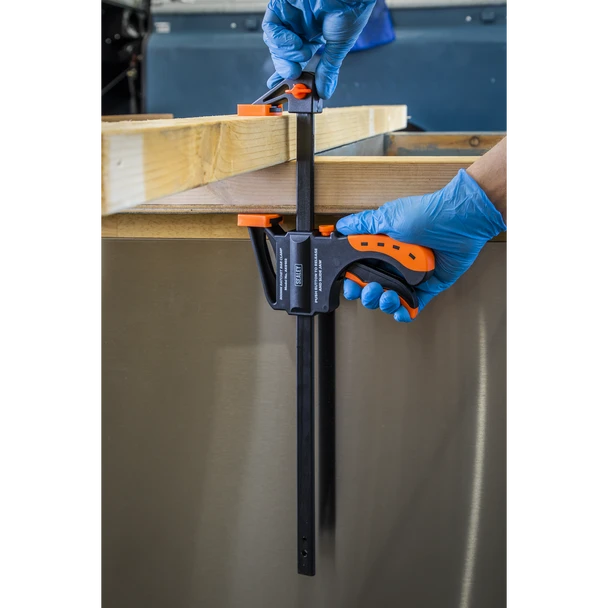AK61024_ACT_IN_USE_DFC1572941__63373