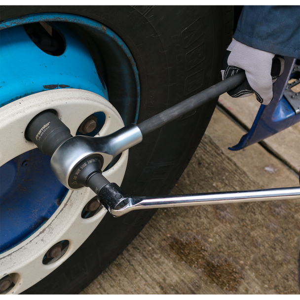AK629_ACT_ON_LORRY_WHEEL_PIC2__50303