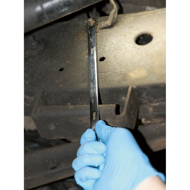 AK6319_ACT_IN_TIGHT_SPACE__92568