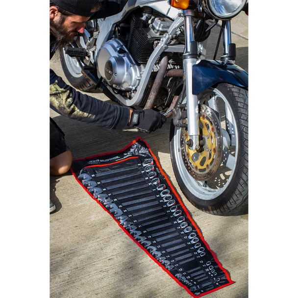 AK63253_ACT_IN_USE__63177