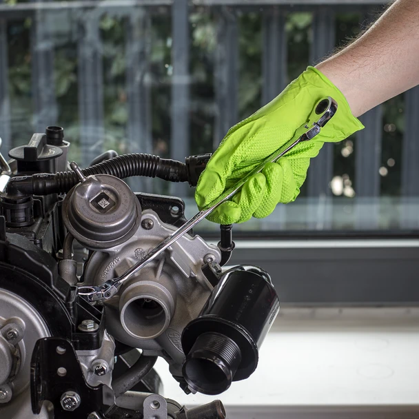 AK63832.V2_ACT_IN_USE_DFC1947224__48671