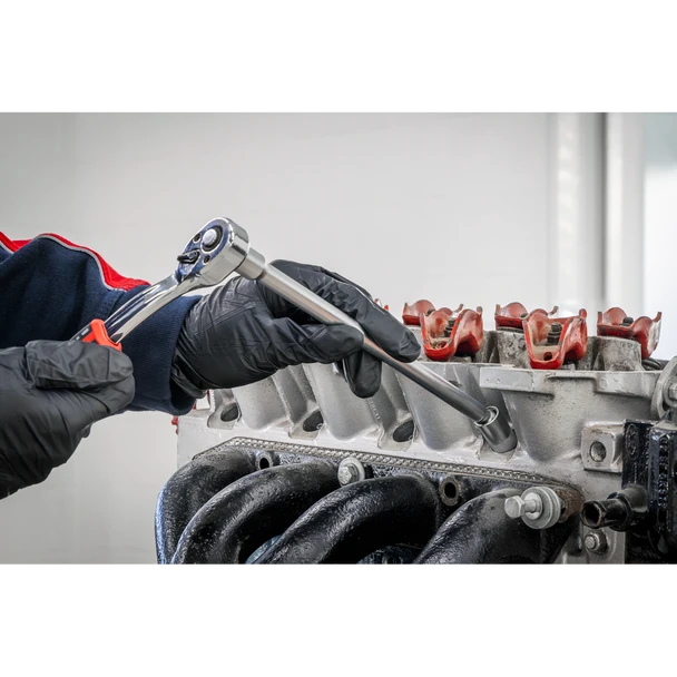 AK6575_ACT_IN_USE_DFC1708081__87452