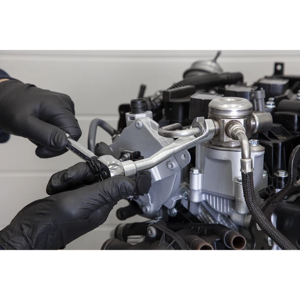 AK6900_ACT_IN_USE_DFC1401988__87429