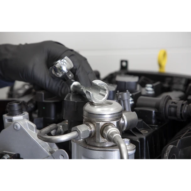 AK6900_ACT_IN_USE_PIC3_DFC1401990__30082