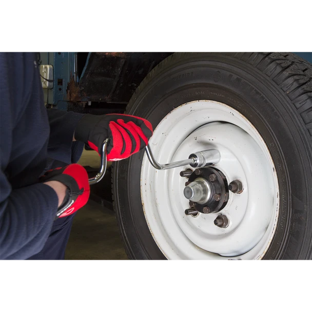 AK694.V3_ACT_ON_WHEEL_NUT_DFC1432312__54151