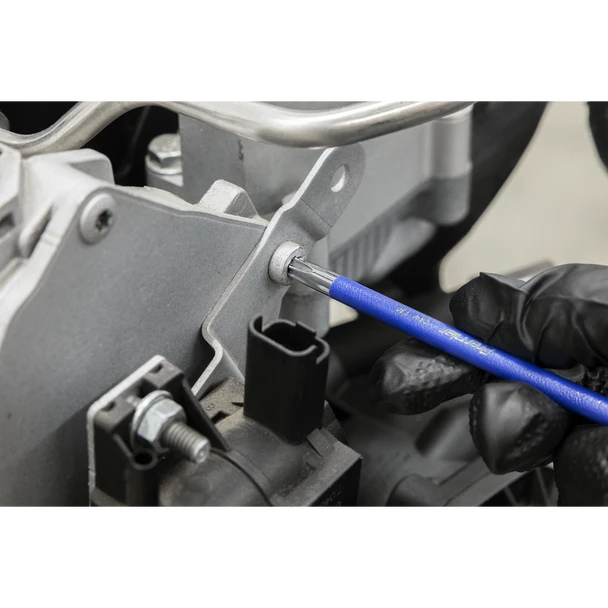 AK71650_ACT_IN_USE_CLOSE_PIC2_DFC1706977__55867