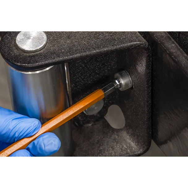 AK71750_ACT_IN_USE_CLOSE_DFC1706992__36767
