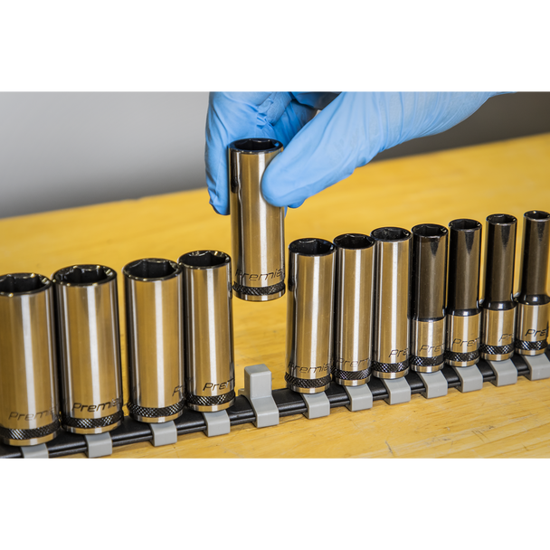 AK7993_ACT_REMOVING_FROM_RACK_DFC1268302__47832