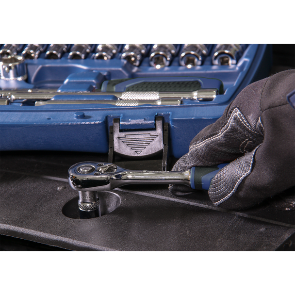 AK8990_ACT_IN_USE_CLOSE_UP__89938