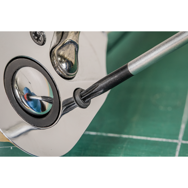 AK97327_ACT_IN_USE_CLOSE_PIC2_DFC1323614__15747