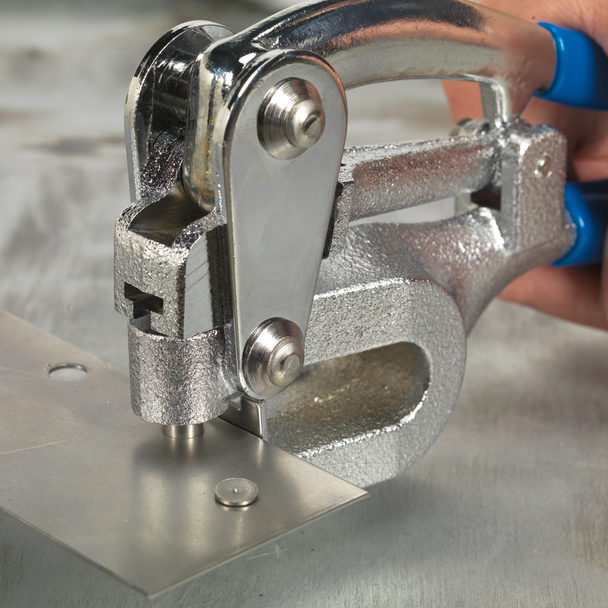 AK9821_ACT_PUNCHING_HOLES__58598