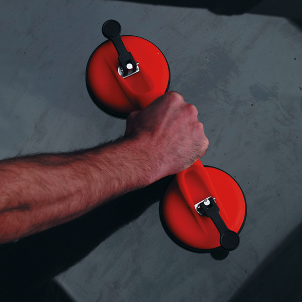 AK9892_ACT_ON_GLASS__05866