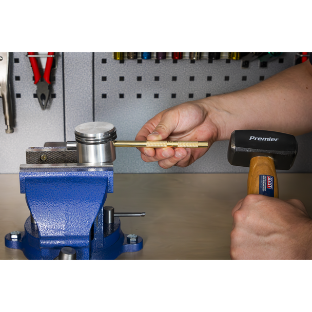 AKB05_ACT_IN_USE_DFC1654951__36645