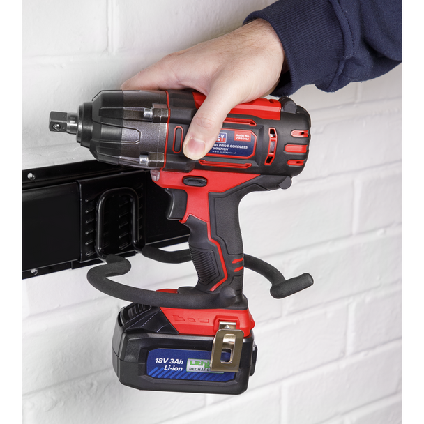 APH02_ACT_PUTTING_TOOL_IN_DFC0842966__63796