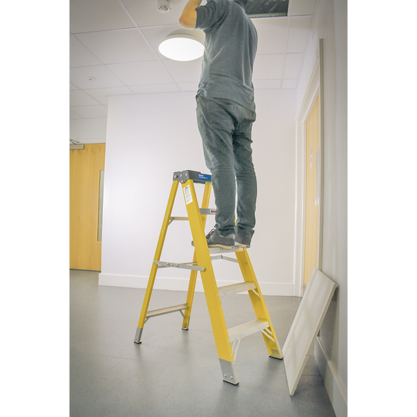 Sealey FSL5 │ Fibreglass Step Ladder 4-Tread - EN 131