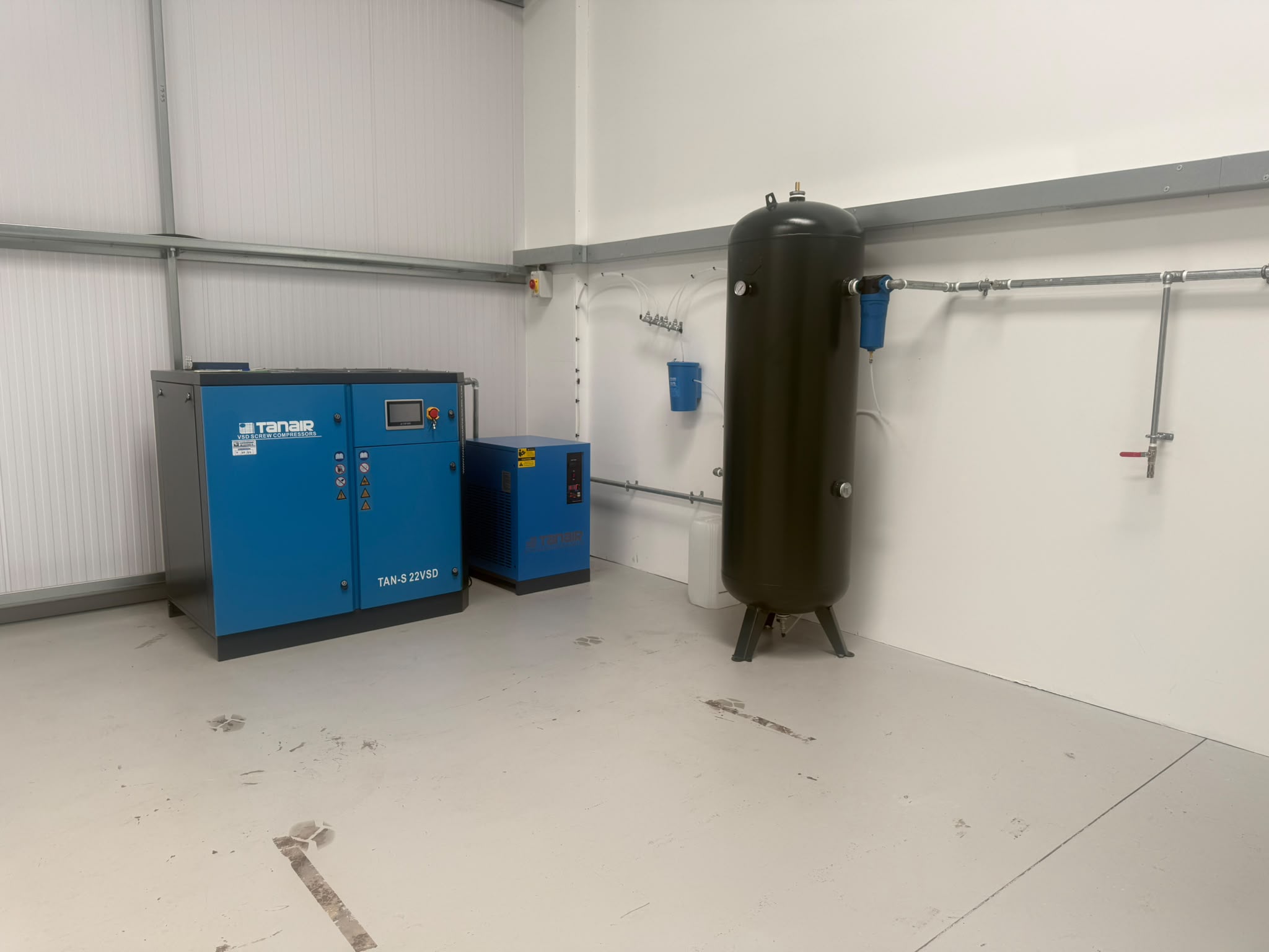Vertical compressed air receiver installed as part of the KUT Machinery system